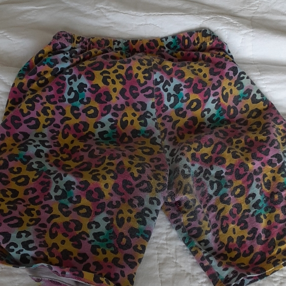 Girl's rainbow leopard shorts - Picture 3 of 3